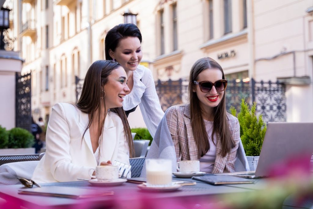 Phụ nữ khôn biết lựa chọn bạn bè